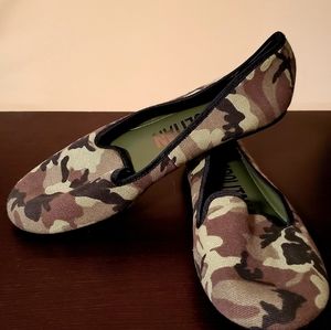 Women's Cosmopolitan Camo Flats, size 8.5